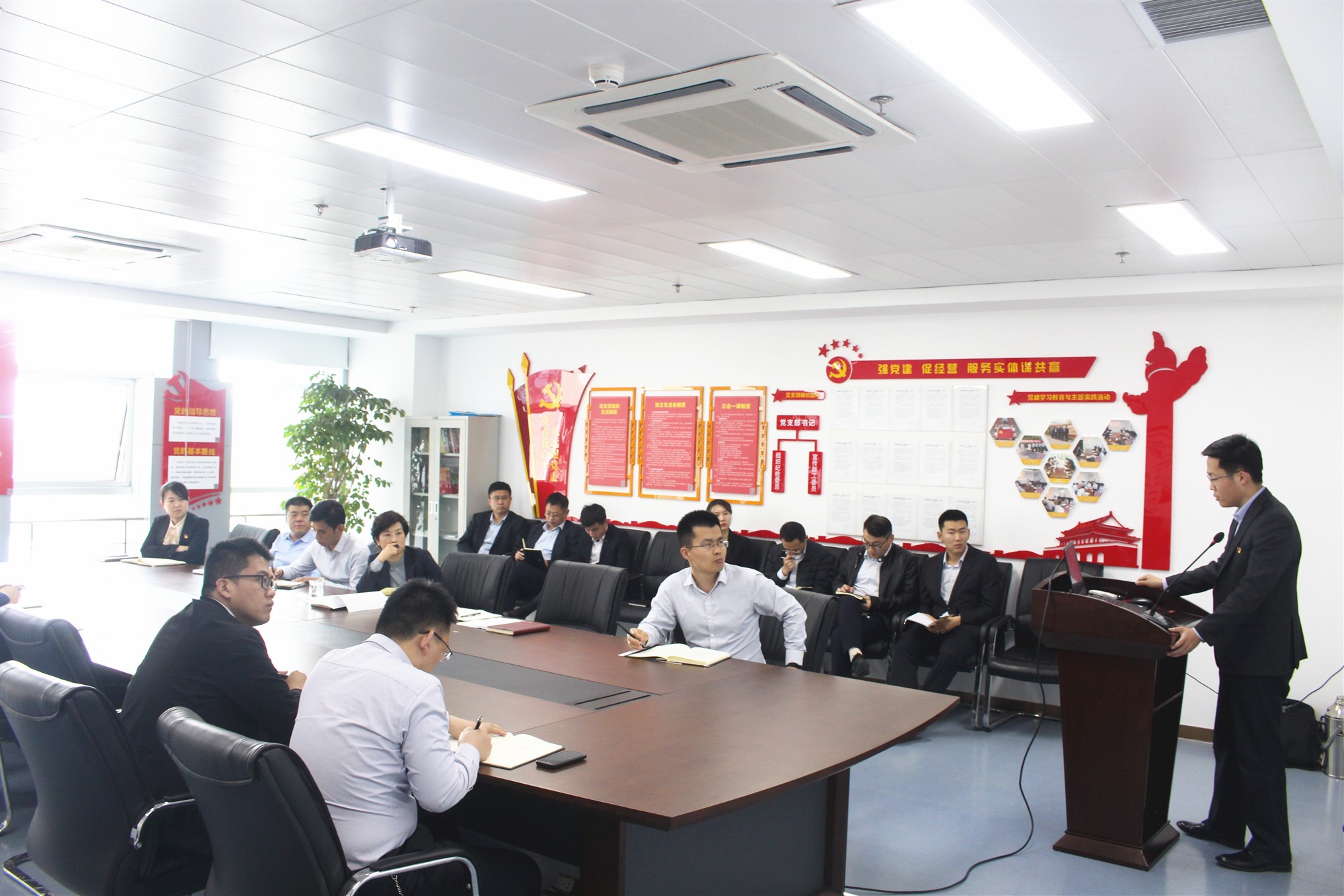 圣城租赁一季度总结会1.jpg 圣城租赁一季度总结会1.jpg