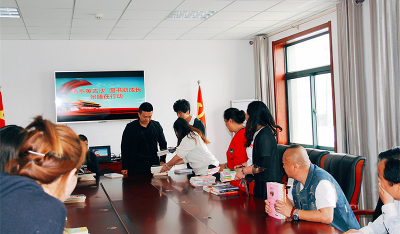 图书捐赠2_副本.jpg 图书捐赠2_副本.jpg